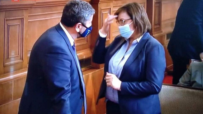 Христо Иванов пресече пешком целия Парламент, за да отиде и да се разбере с Корнелия Нинова